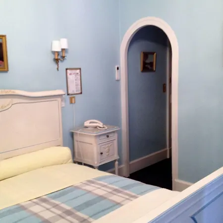 Chateau Des Jacobins Otel