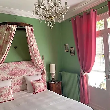 מלון Chateau Des Jacobins 3*