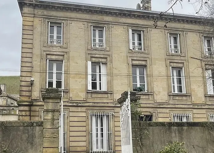 מלון Chateau Des Jacobins 3*